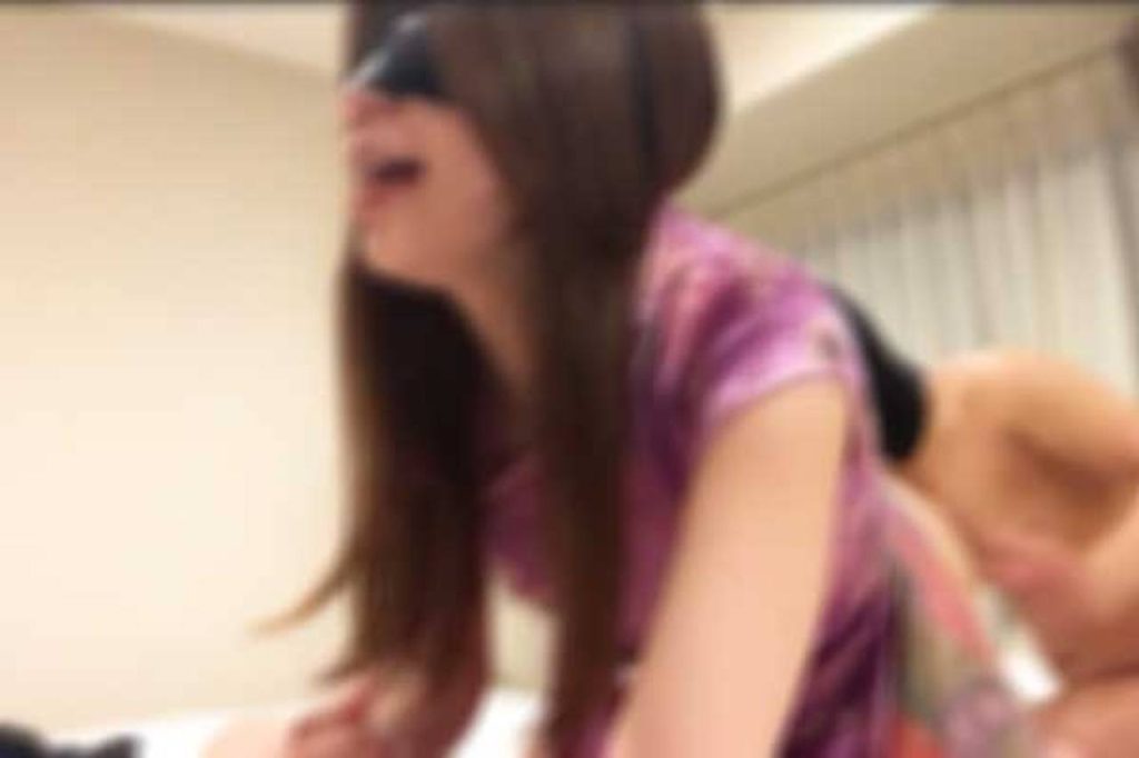 FC2-PPV-4813045 ※18日まで55％OFF※【素人個撮】【3P】美人妻に孕ませ中出し！！融資の条件は肉体関係。経済的弱者を食い物にする「ひととき融資」