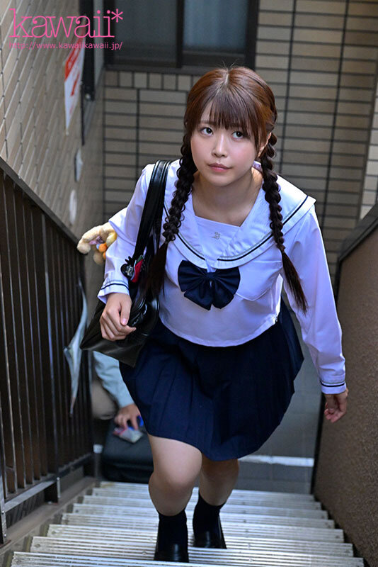 いつもマジメ無口な義娘が、ある日嫁不在の間にニコニコ笑顔で…義父の俺におぱんつちらちらパンチラしてきた。 青坂あおい 2枚目