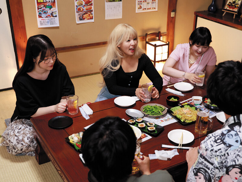 合コン数合わせ要員の陰キャ女子に居酒屋トイレで路上でめっちゃキスされ軽率にお持ち帰りしたら…一発ヤっても帰ってくれず勝手に同棲開始 デカパイズリと乳揺らしピストンで連日ザーメン抜き盗られ生活 丸最レア 11枚目