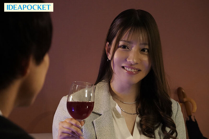 出張先で高嶺の花の女社長と相部屋に… 圧倒的美巨乳にフル勃起した童貞の僕を受け入れてくれた優しさに甘えて朝まで暴走むしゃぶりつき性交 ひなの花音 2枚目