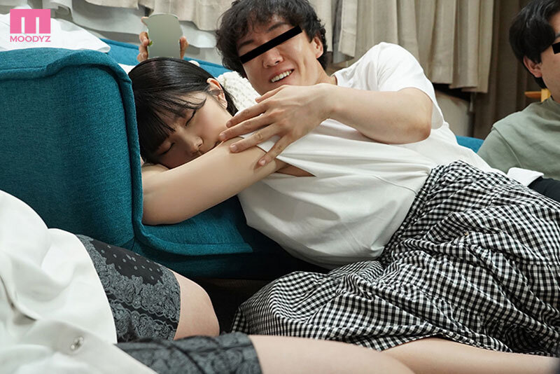 新歓コンパNTR ※胸糞注意 上京したばかりの遠距離恋愛彼女がテニサーの【歓迎コンパ】で1年生を喰いまくってるヤリチン男子に1晩中ハメられイカされていた話 純白彩永 2枚目