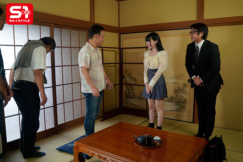 駆け出しグラドル、ロケ先の温泉旅館で大御所芸人に寝取られてしまう 紫堂るい 2枚目