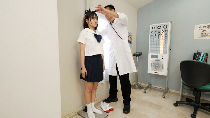 新入生を狙った猥褻健康診断 成長期の過敏乳首をこねくり触診 八坂凪 1枚目